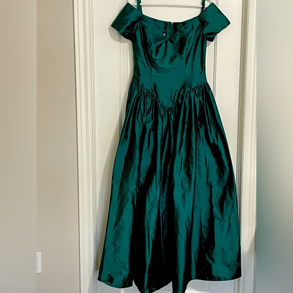 VICTORIANA ball gown size 10. Vintage.  100% silk